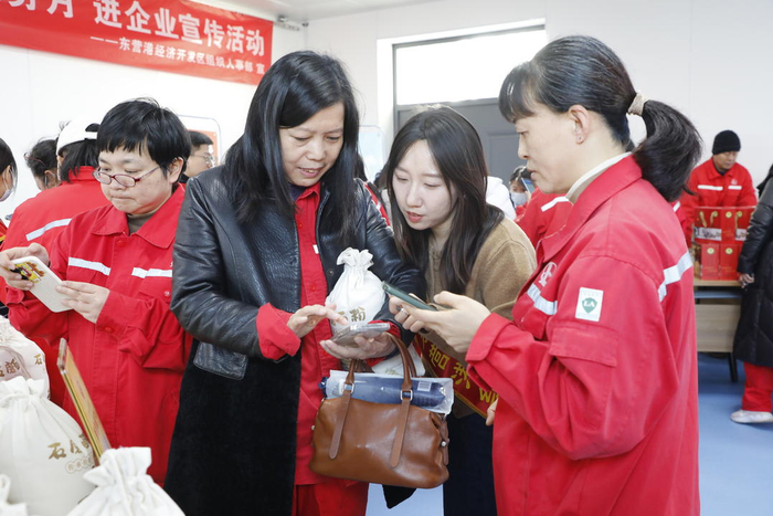 東營港經(jīng)濟(jì)開發(fā)區(qū) 社保卡惠民服務(wù)直通企業(yè)，精準(zhǔn)咨詢護(hù)航發(fā)展