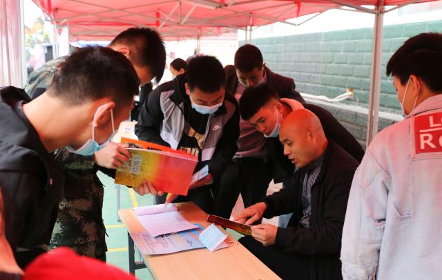 廣元朝天區(qū)舉辦專場招聘會 13家企業(yè)誠聘英才，精準(zhǔn)助力退役軍人就業(yè)